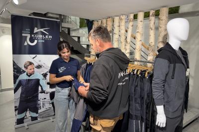 Inhaberin Vanessa Stumpf bei der Beratung eines Handwerkers rund um Arbeitsbekleidung. 