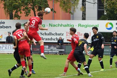 Dennis Lechner probiert es per Kopf. 