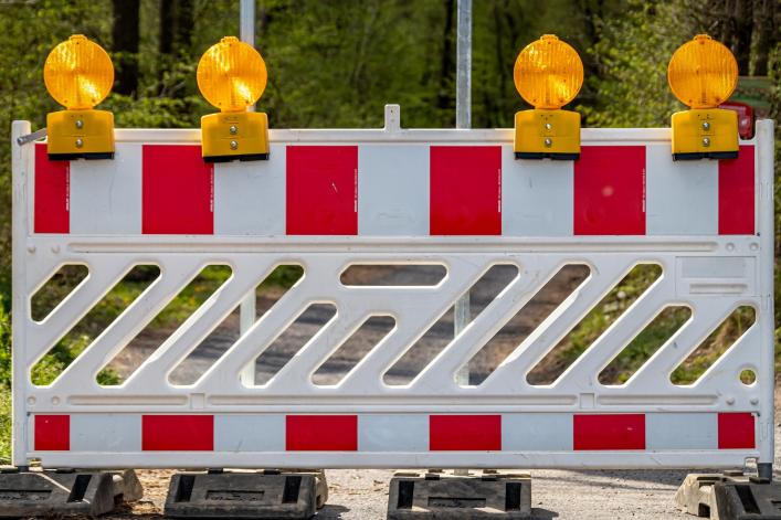 Das Bild zeigt eine Straßensperrung