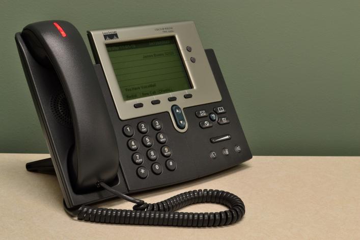Das Bild zeigt ein Telefon. 