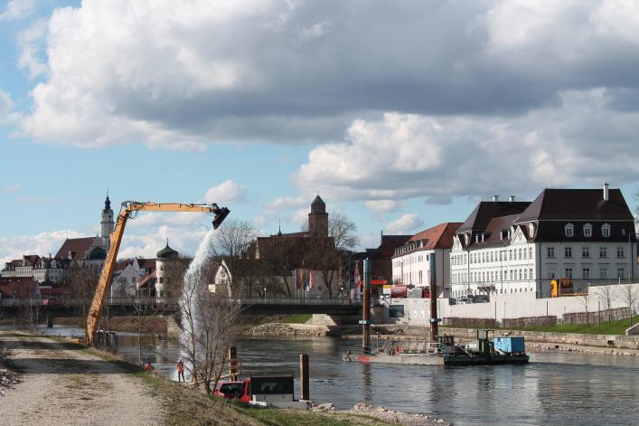 Die sogenannte Klappschute, ein Spezialschiff, wird für die Baumaßnahmen an der Flusssohle eingesetzt. 