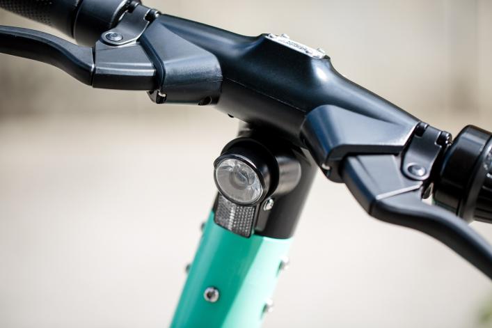 Symbolbild: Lenker eines E-Scooters