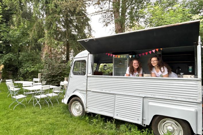Sonja Friedrich (li.) und Kathrin Gleißner in ihrem Foodtruck. 