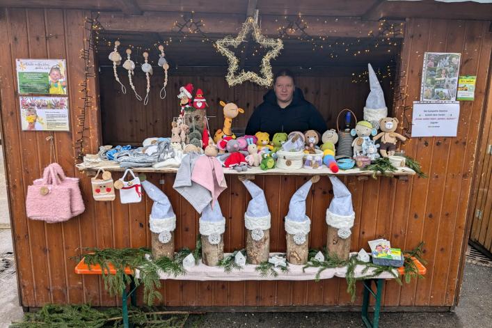 Maria Ferber verkauft jedes Jahr auf dem Weihnachtsmarkt in Ehingen ihre selbstgemachten Werke. Den gesamten Erlös spendet sie an den Verein "Kinder wollen leben, spielen, lachen! e.V."