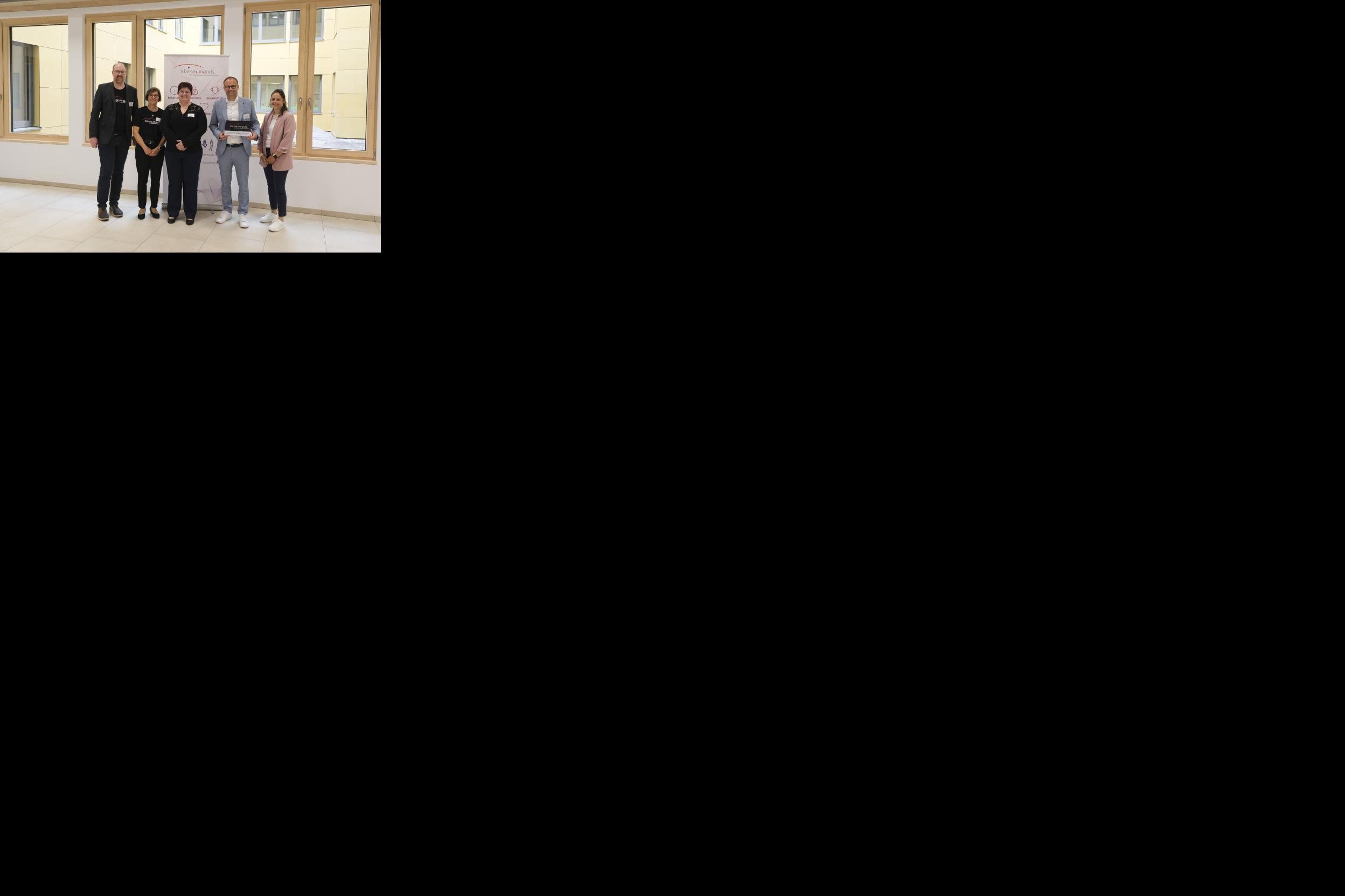 v.l.n.r.: Prof. Dr. Johannes Hasselhorn, Ministerialdirigentin Dr. Christine Modesto, Musiklehrerin Isabella Dorner, Schulleiter Tobias Freißler, Mitarbeiterin der Schulleitung Annabell Kaps