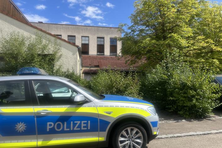 Die Polizei ermittelt am Tatort in der Hochbruckerstraße in der Parkstadt. 