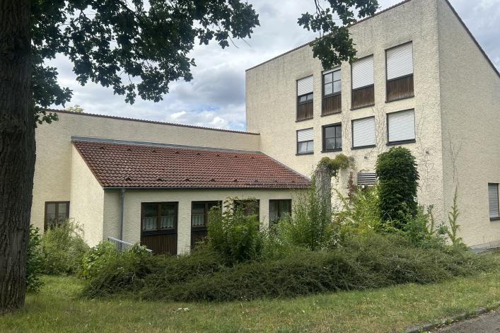 Im ehemaligen Gasthof in der Hochbruckerstraße, der nun als Arbeiterunterkunft genutzt wird, ist am Dienstagabend ein 43-Jähriger gewaltsam ums Leben gekommen. 
