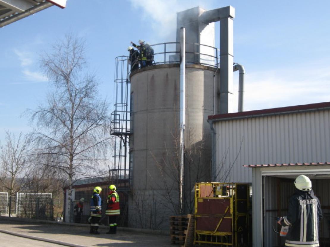 100 Feuerwehrkräfte löschen Brand in Schreinereibetrieb 1