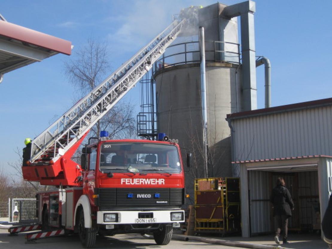 100 Feuerwehrkräfte löschen Brand in Schreinereibetrieb
