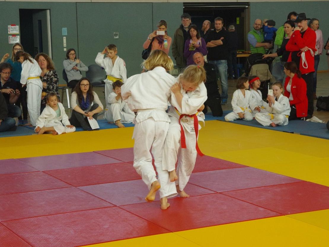 Lena Wolfshöfer beim Wurfversuch