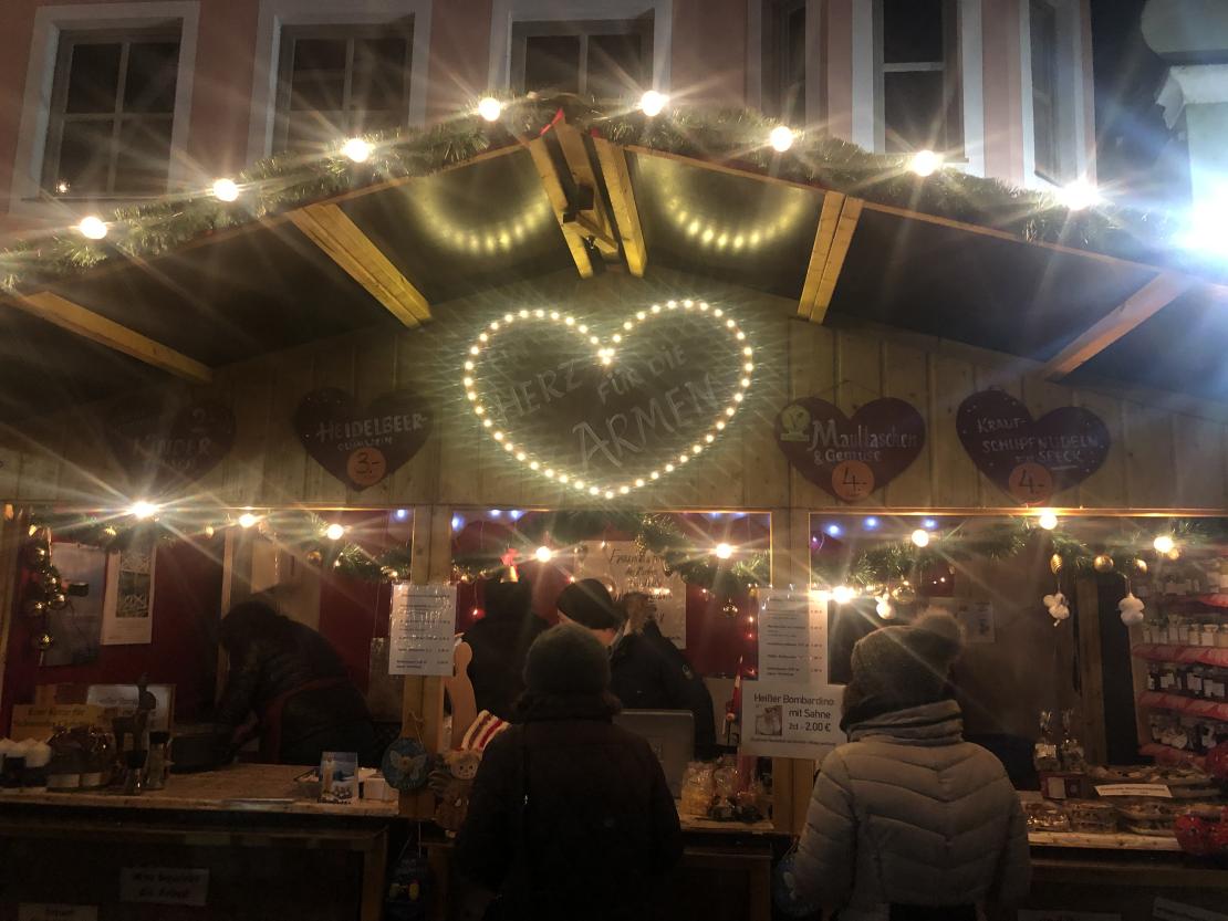 Am vergangenen Donnerstagabend eröffnete Oberbürgermeister Armin Neudert den Romantischen Weihnachtsmarkt auf der Altstadtinsel im Ried. 