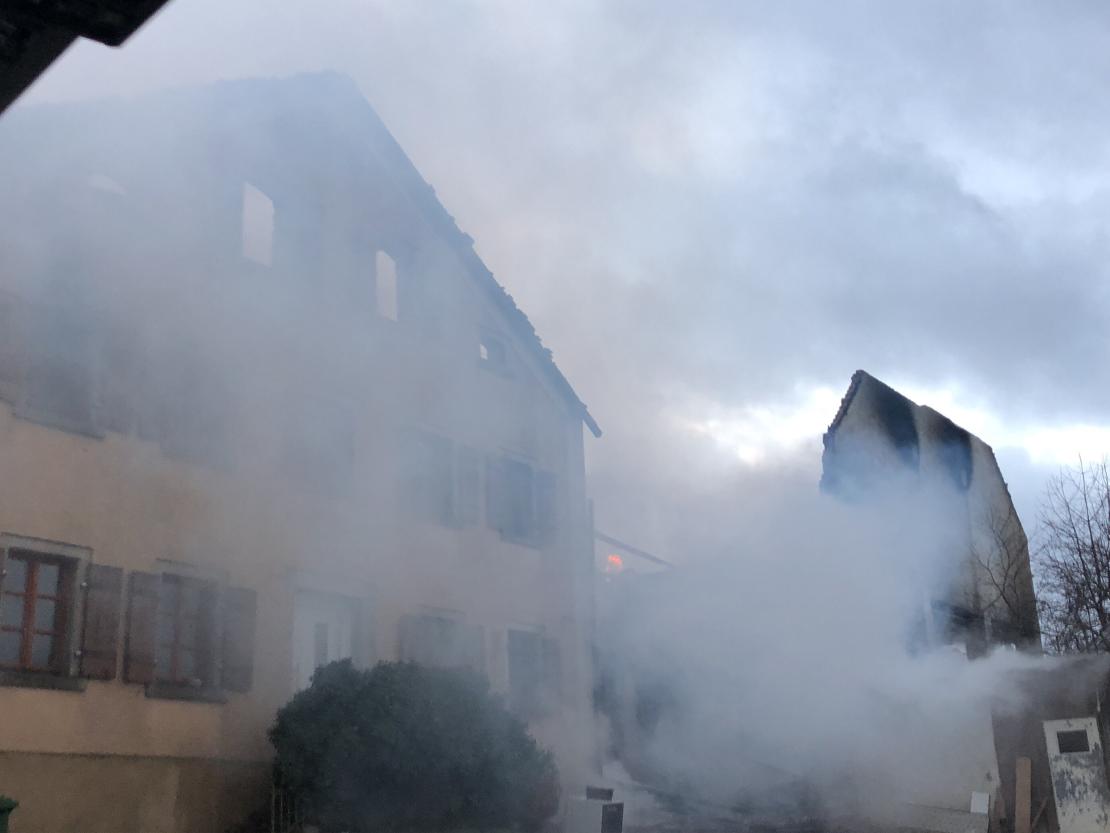 Feuerwehrleute kämpfen gegen den Brand in einem Landwirtschaftlichen Anwesen.