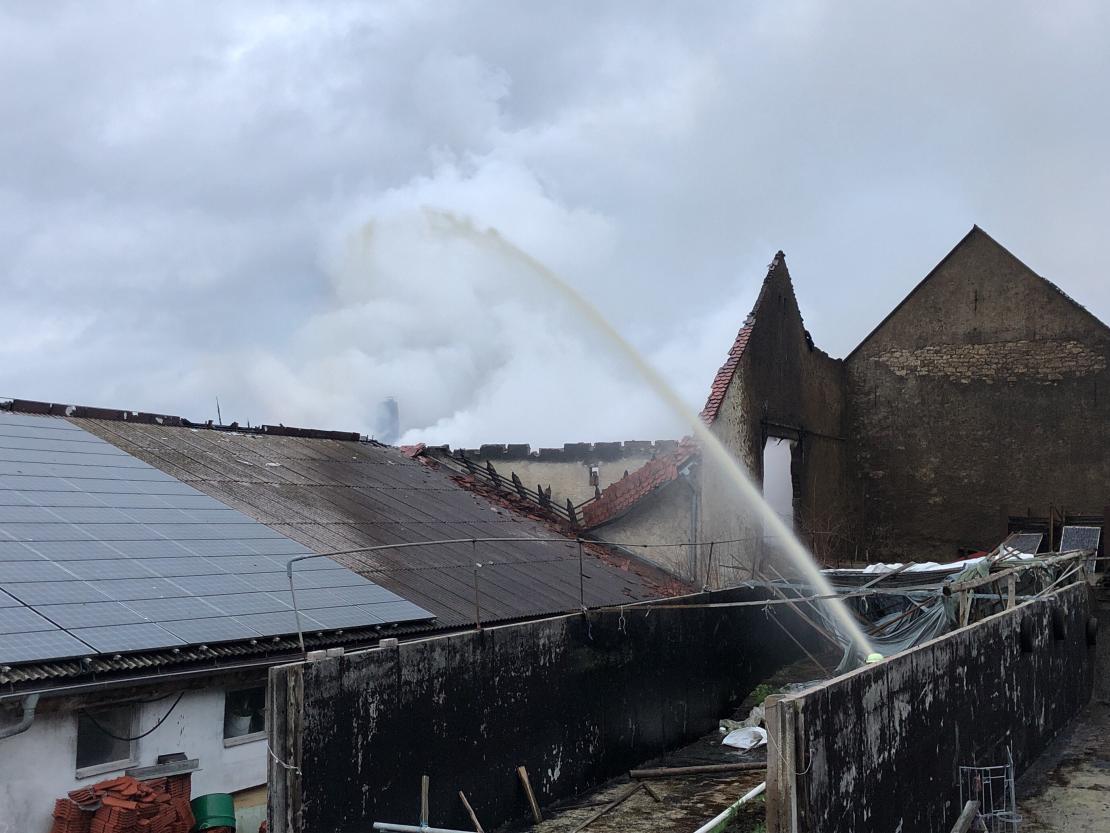 Feuerwehrleute kämpfen gegen den Brand in einem Landwirtschaftlichen Anwesen.