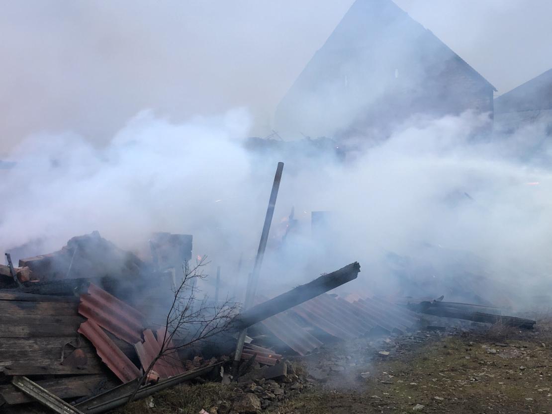 Feuerwehrleute kämpfen gegen den Brand in einem Landwirtschaftlichen Anwesen.