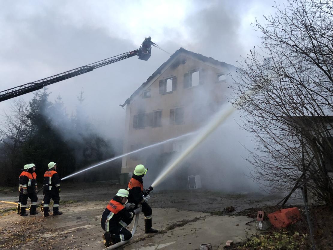 Feuerwehrleute kämpfen gegen den Brand in einem Landwirtschaftlichen Anwesen.