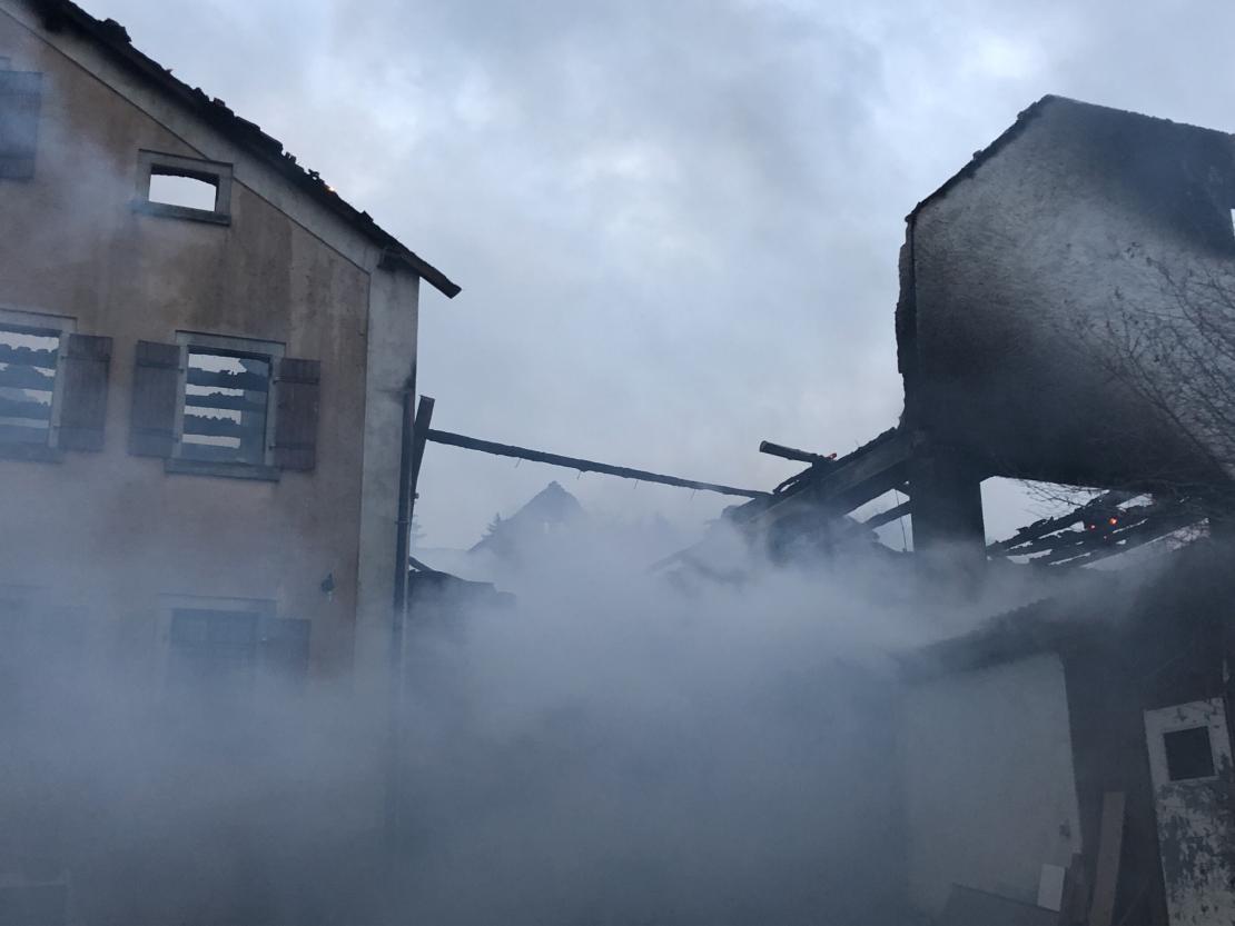 Feuerwehrleute kämpfen gegen den Brand in einem Landwirtschaftlichen Anwesen.