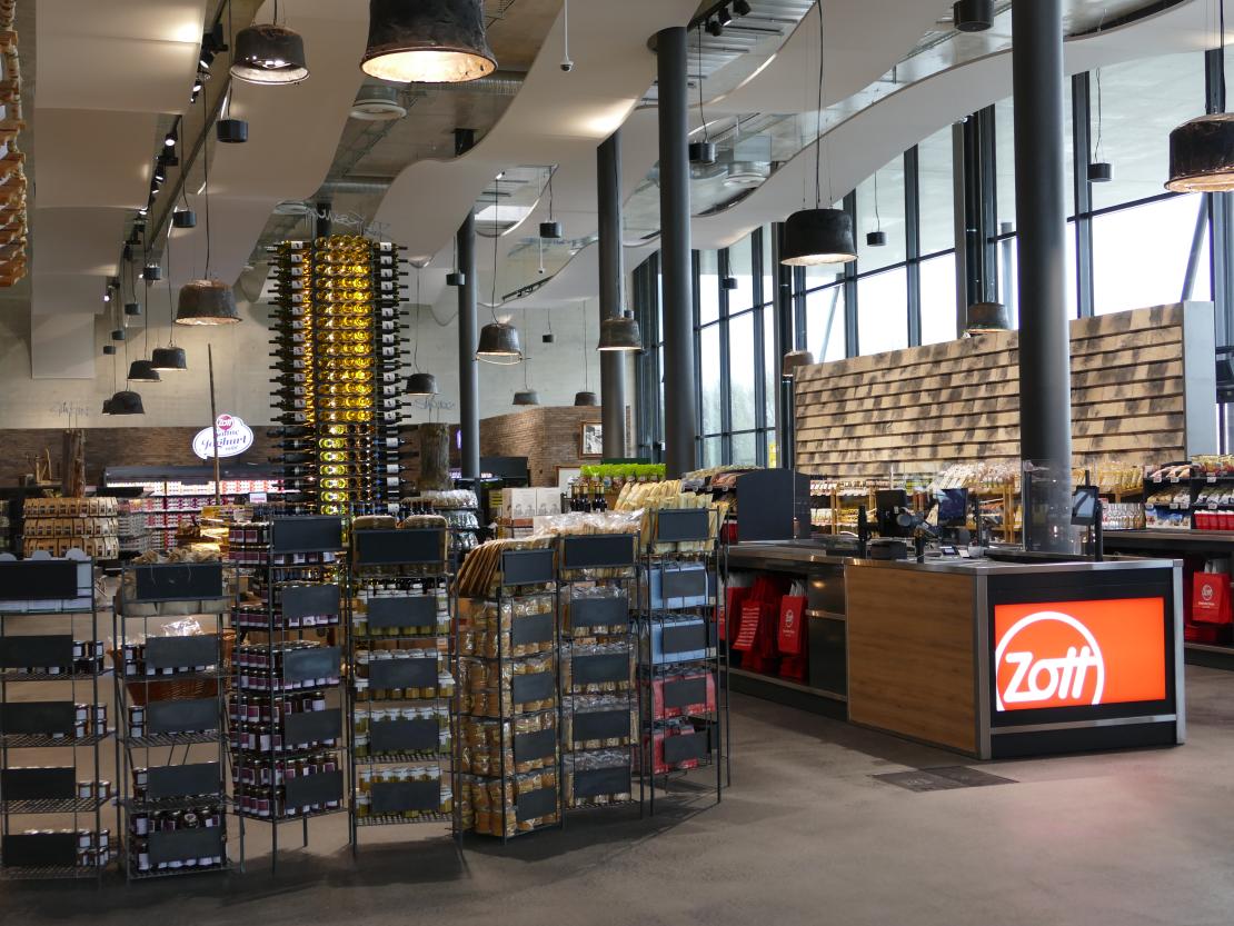Nach gut einem Jahr Bauzeit öffnet die neue Zott Genusswelt am Freitag, 29. März in Asbach-Bäumenheim. Die Besucher, Gäste und Kunden erwartet ein modernes kulinarisches Einkaufserlebnis mit vielfältiger SB-Gastronomie im Wohlfühlambiente.