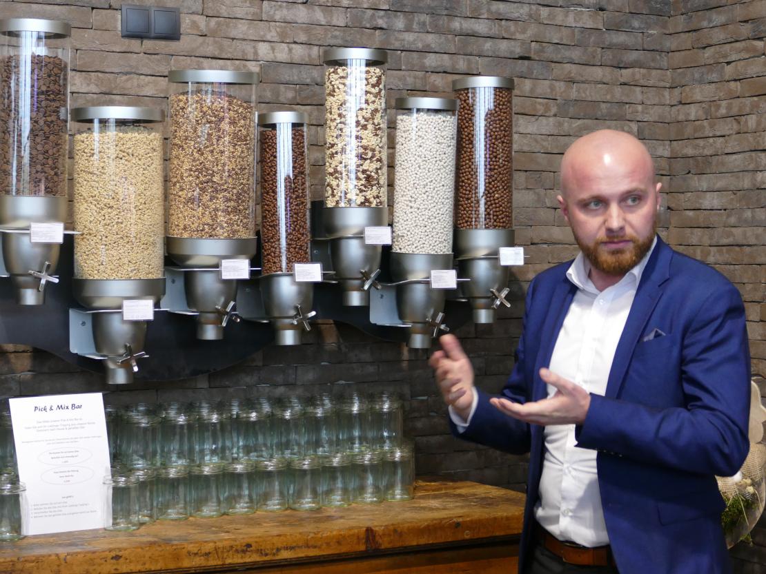 Nach gut einem Jahr Bauzeit öffnet die neue Zott Genusswelt am Freitag, 29. März in Asbach-Bäumenheim. Die Besucher, Gäste und Kunden erwartet ein modernes kulinarisches Einkaufserlebnis mit vielfältiger SB-Gastronomie im Wohlfühlambiente.