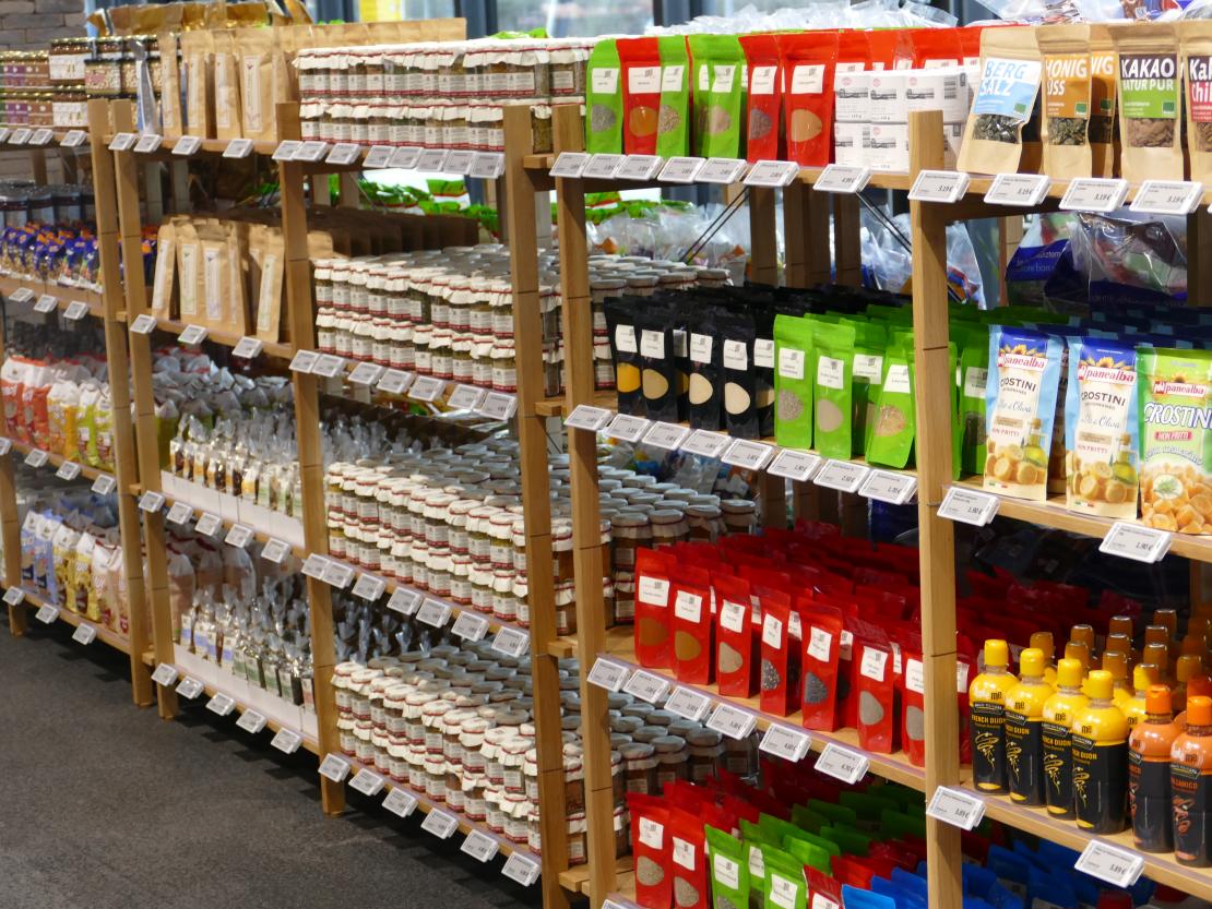 Nach gut einem Jahr Bauzeit öffnet die neue Zott Genusswelt am Freitag, 29. März in Asbach-Bäumenheim. Die Besucher, Gäste und Kunden erwartet ein modernes kulinarisches Einkaufserlebnis mit vielfältiger SB-Gastronomie im Wohlfühlambiente.