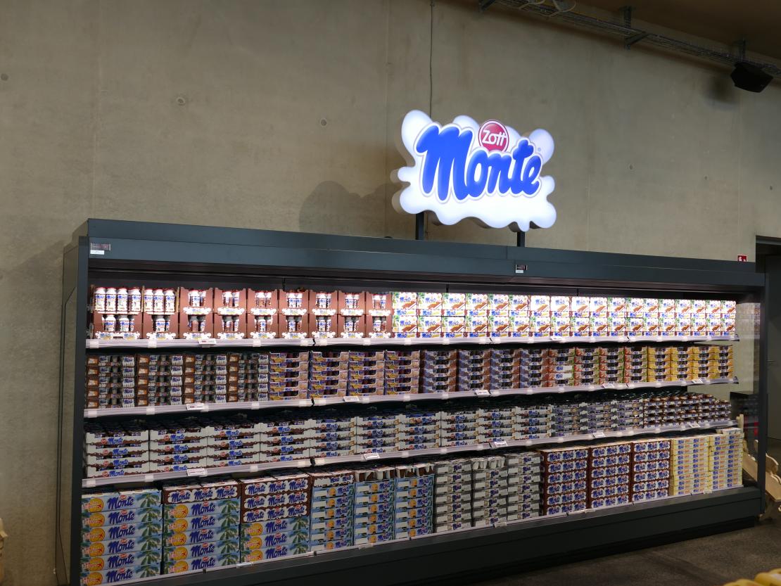 Nach gut einem Jahr Bauzeit öffnet die neue Zott Genusswelt am Freitag, 29. März in Asbach-Bäumenheim. Die Besucher, Gäste und Kunden erwartet ein modernes kulinarisches Einkaufserlebnis mit vielfältiger SB-Gastronomie im Wohlfühlambiente.