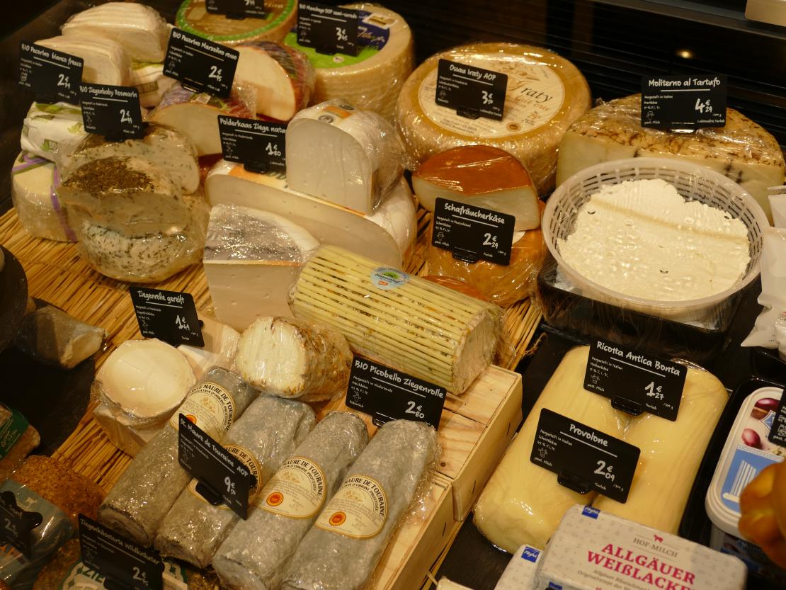 Nach gut einem Jahr Bauzeit öffnet die neue Zott Genusswelt am Freitag, 29. März in Asbach-Bäumenheim. Die Besucher, Gäste und Kunden erwartet ein modernes kulinarisches Einkaufserlebnis mit vielfältiger SB-Gastronomie im Wohlfühlambiente.