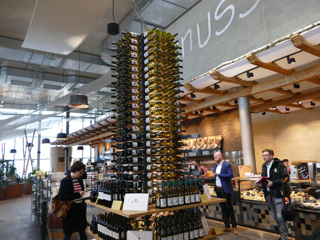 Nach gut einem Jahr Bauzeit öffnet die neue Zott Genusswelt am Freitag, 29. März in Asbach-Bäumenheim. Die Besucher, Gäste und Kunden erwartet ein modernes kulinarisches Einkaufserlebnis mit vielfältiger SB-Gastronomie im Wohlfühlambiente.