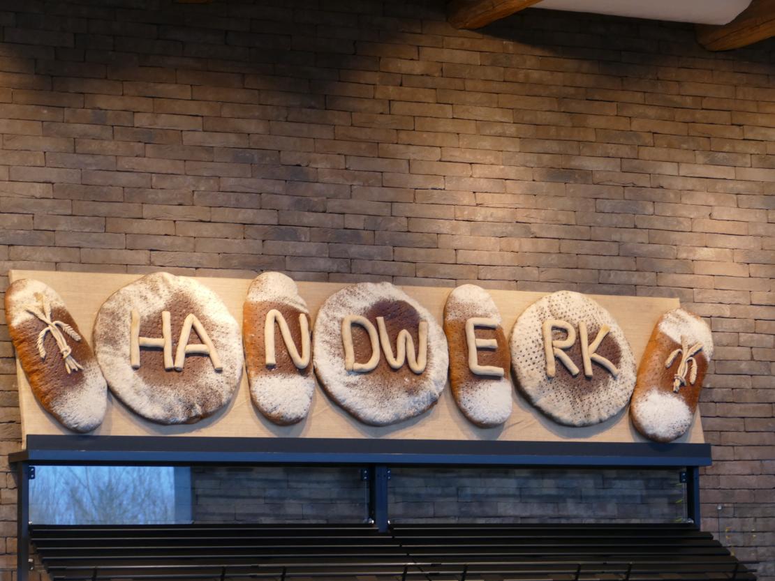 Nach gut einem Jahr Bauzeit öffnet die neue Zott Genusswelt am Freitag, 29. März in Asbach-Bäumenheim. Die Besucher, Gäste und Kunden erwartet ein modernes kulinarisches Einkaufserlebnis mit vielfältiger SB-Gastronomie im Wohlfühlambiente.