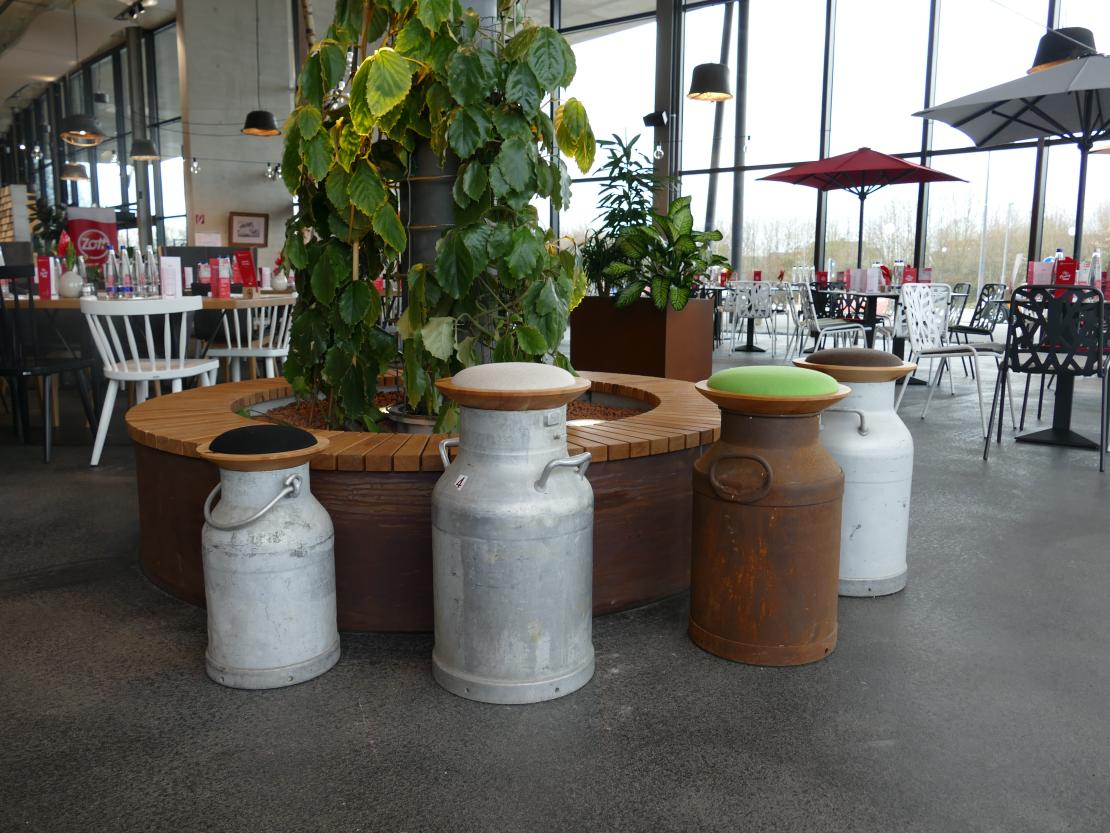 Nach gut einem Jahr Bauzeit öffnet die neue Zott Genusswelt am Freitag, 29. März in Asbach-Bäumenheim. Die Besucher, Gäste und Kunden erwartet ein modernes kulinarisches Einkaufserlebnis mit vielfältiger SB-Gastronomie im Wohlfühlambiente.