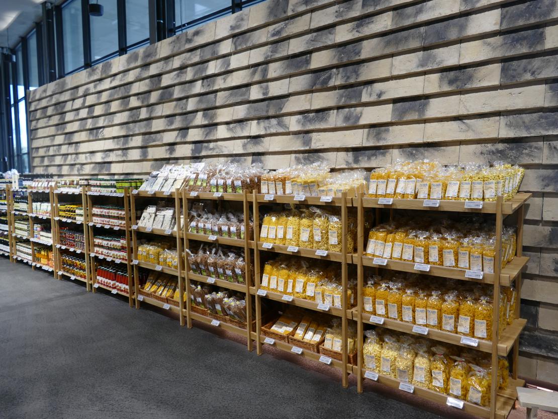 Nach gut einem Jahr Bauzeit öffnet die neue Zott Genusswelt am Freitag, 29. März in Asbach-Bäumenheim. Die Besucher, Gäste und Kunden erwartet ein modernes kulinarisches Einkaufserlebnis mit vielfältiger SB-Gastronomie im Wohlfühlambiente.