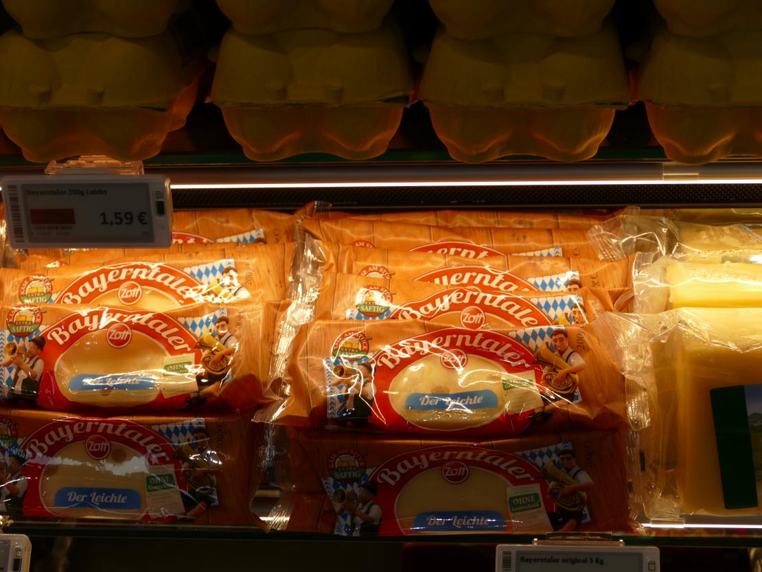 Nach gut einem Jahr Bauzeit öffnet die neue Zott Genusswelt am Freitag, 29. März in Asbach-Bäumenheim. Die Besucher, Gäste und Kunden erwartet ein modernes kulinarisches Einkaufserlebnis mit vielfältiger SB-Gastronomie im Wohlfühlambiente.