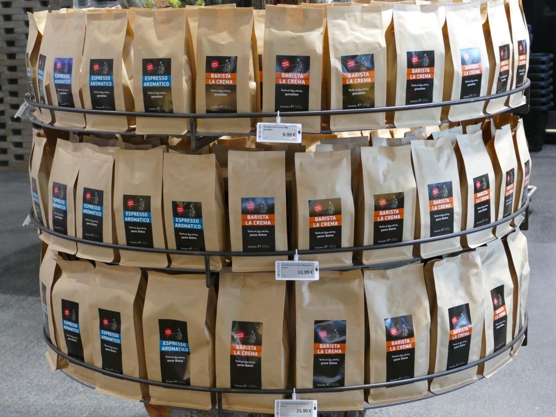 Nach gut einem Jahr Bauzeit öffnet die neue Zott Genusswelt am Freitag, 29. März in Asbach-Bäumenheim. Die Besucher, Gäste und Kunden erwartet ein modernes kulinarisches Einkaufserlebnis mit vielfältiger SB-Gastronomie im Wohlfühlambiente.