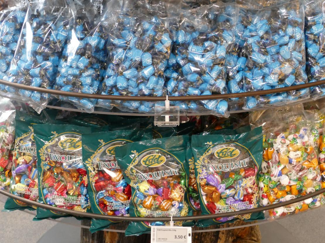 Nach gut einem Jahr Bauzeit öffnet die neue Zott Genusswelt am Freitag, 29. März in Asbach-Bäumenheim. Die Besucher, Gäste und Kunden erwartet ein modernes kulinarisches Einkaufserlebnis mit vielfältiger SB-Gastronomie im Wohlfühlambiente.