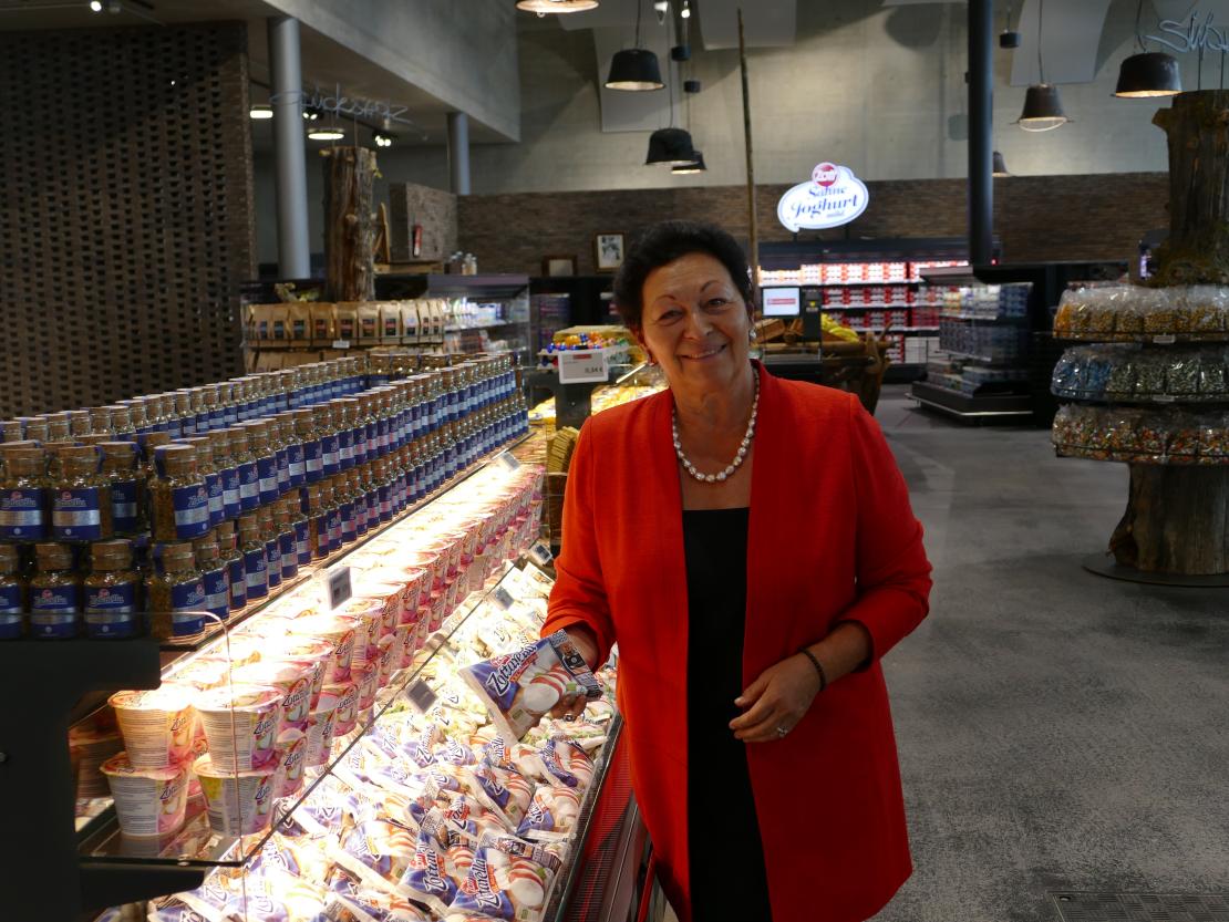 Nach gut einem Jahr Bauzeit öffnet die neue Zott Genusswelt am Freitag, 29. März in Asbach-Bäumenheim. Die Besucher, Gäste und Kunden erwartet ein modernes kulinarisches Einkaufserlebnis mit vielfältiger SB-Gastronomie im Wohlfühlambiente.