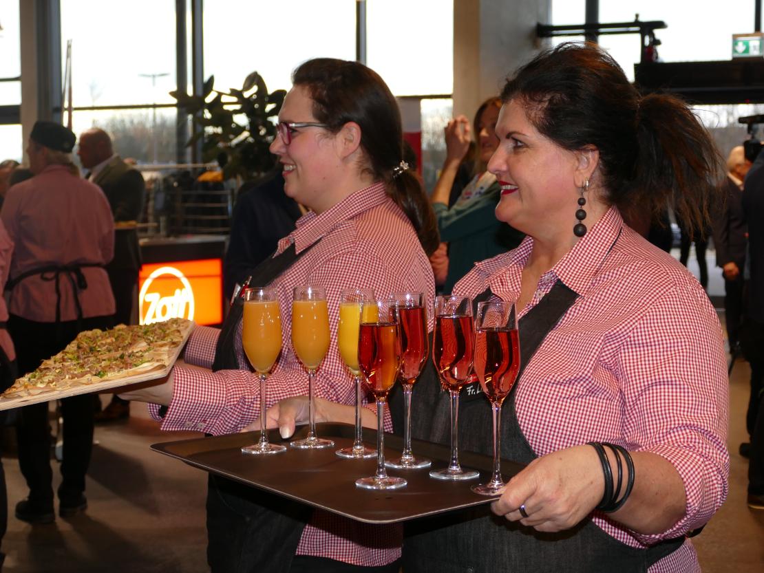 Nach gut einem Jahr Bauzeit öffnet die neue Zott Genusswelt am Freitag, 29. März in Asbach-Bäumenheim. Die Besucher, Gäste und Kunden erwartet ein modernes kulinarisches Einkaufserlebnis mit vielfältiger SB-Gastronomie im Wohlfühlambiente.