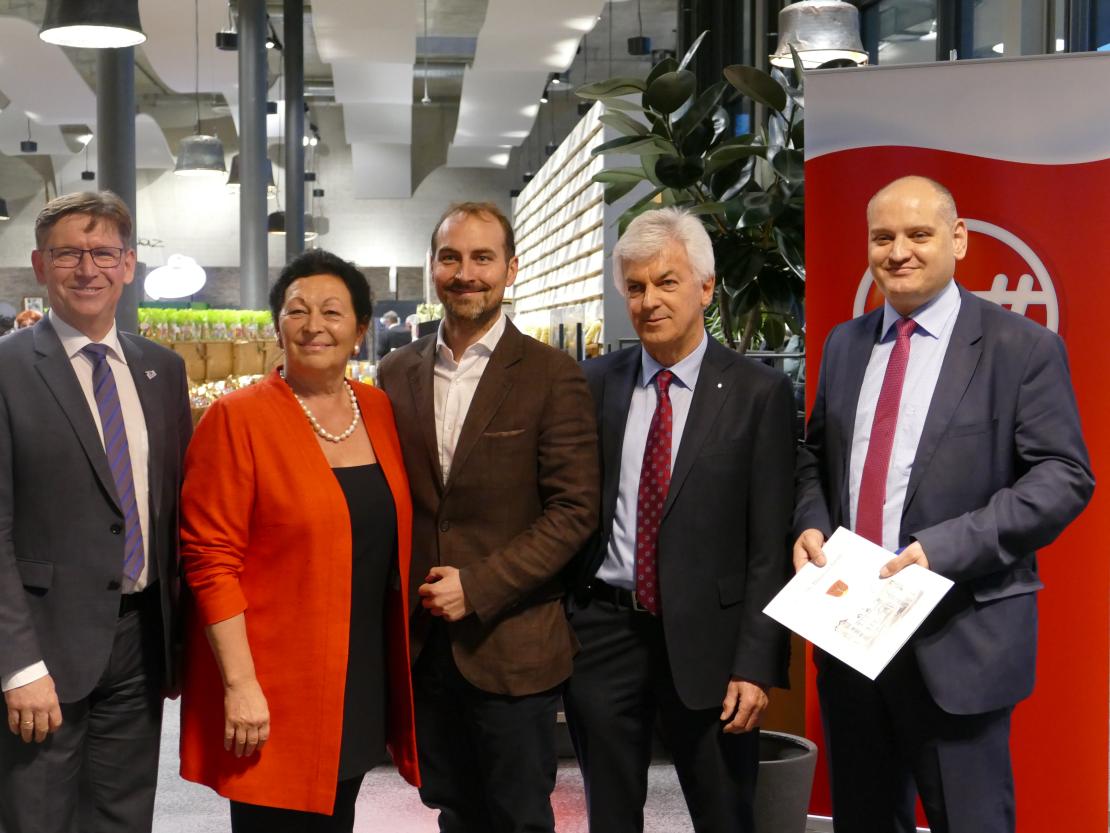 Auf dem Bild zu sehen Landrat Stefan Rößle (links), die Bürgermeister Albert Lohner und Martin Paninka (rechts), Christine und Georg Weber (Mitte). 