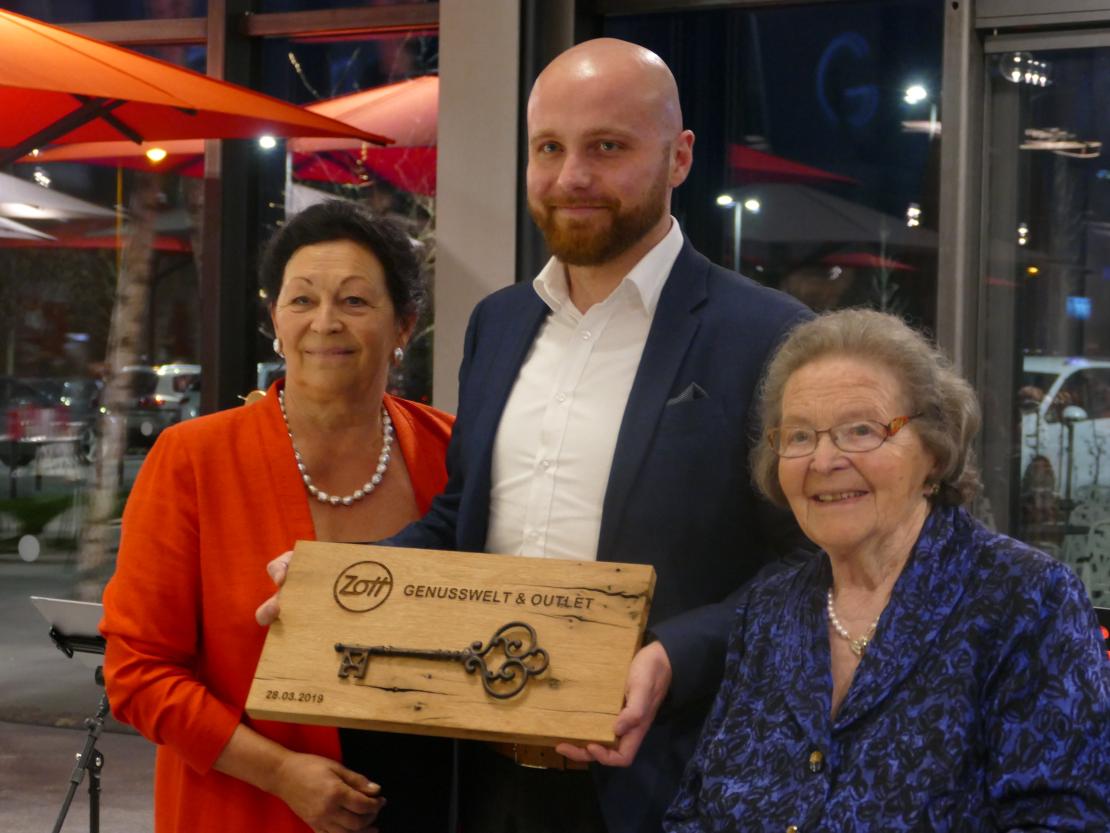 Christine Weber, Store Manager Markus Juschtzak und Frieda Reiter. 