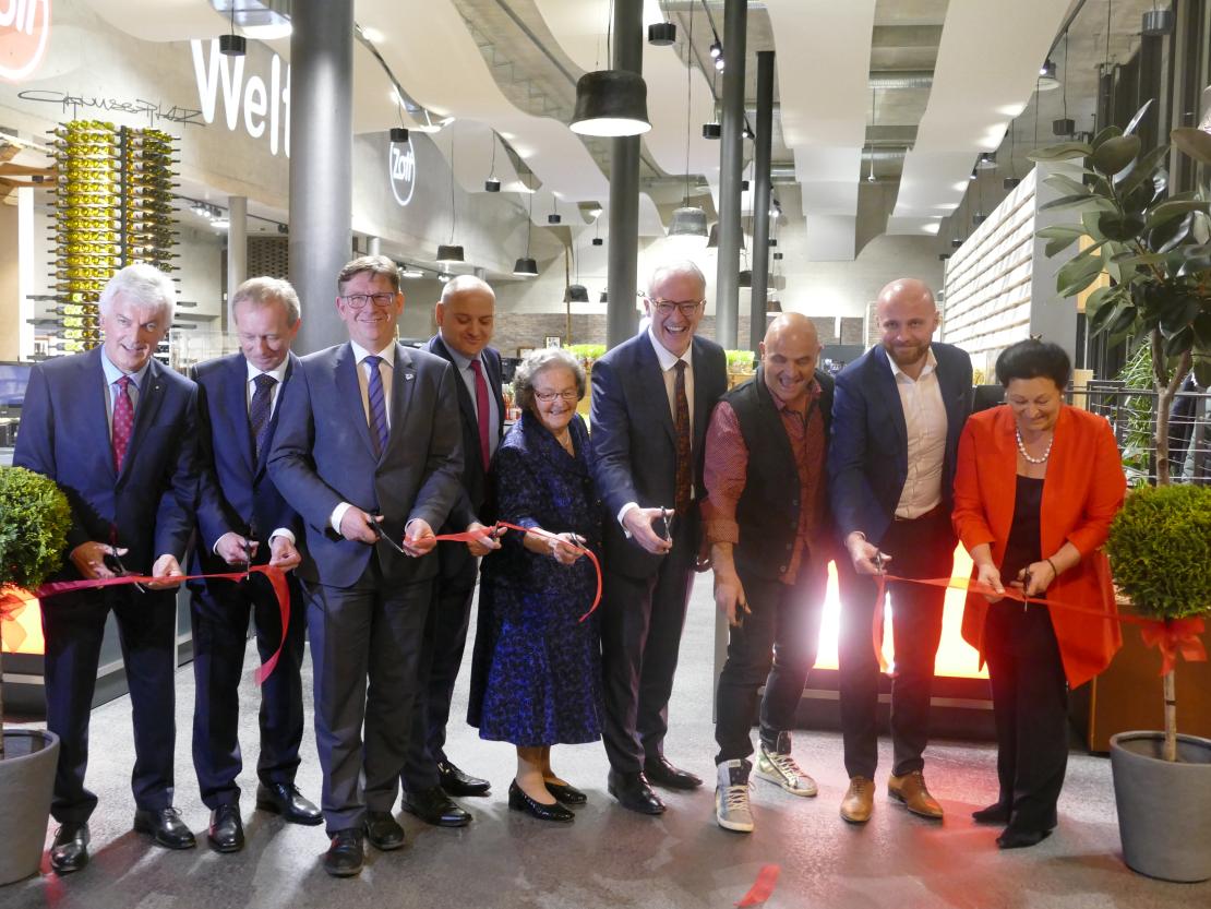 Der obligatorische Schnitt durch das rote Band eröffnete am vergangenen Donnerstagabend die Zott Genusswelt. 