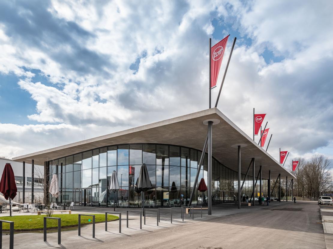 Nach gut einem Jahr Bauzeit öffnet die neue Zott Genusswelt in Asbach-Bäumenheim. Die Besucher, Gäste und Kunden erwartet ein modernes kulinarisches Einkaufserlebnis mit vielfältiger SB-Gastronomie im Wohlfühlambiente.