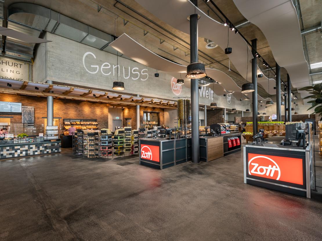Nach gut einem Jahr Bauzeit öffnet die neue Zott Genusswelt in Asbach-Bäumenheim. Die Besucher, Gäste und Kunden erwartet ein modernes kulinarisches Einkaufserlebnis mit vielfältiger SB-Gastronomie im Wohlfühlambiente.