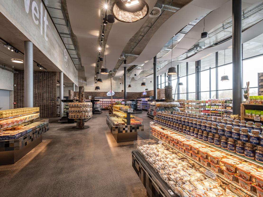 Nach gut einem Jahr Bauzeit öffnet die neue Zott Genusswelt in Asbach-Bäumenheim. Die Besucher, Gäste und Kunden erwartet ein modernes kulinarisches Einkaufserlebnis mit vielfältiger SB-Gastronomie im Wohlfühlambiente.