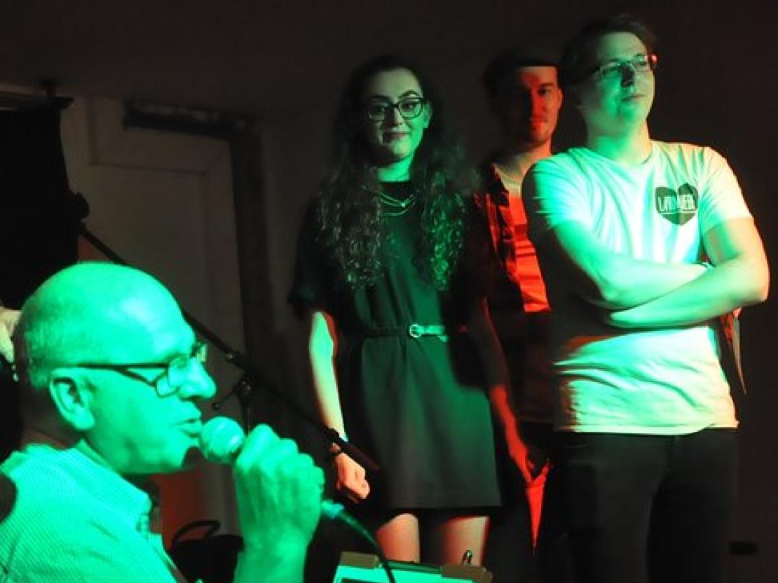 Jury-Mitglied Georg Neukirchner aus Ötz vergibt die Preise beim 1.Band- und Musikerwettbewerb. Im Hintergrund die 3 Vertreter der teilnehmenden Bands (v.l.n.r.): Magdalena Landherr (Panic Patronum) Johannes Wontka (Delta Hum) und Sieger Domenik Oßwald (Lärmliebe).