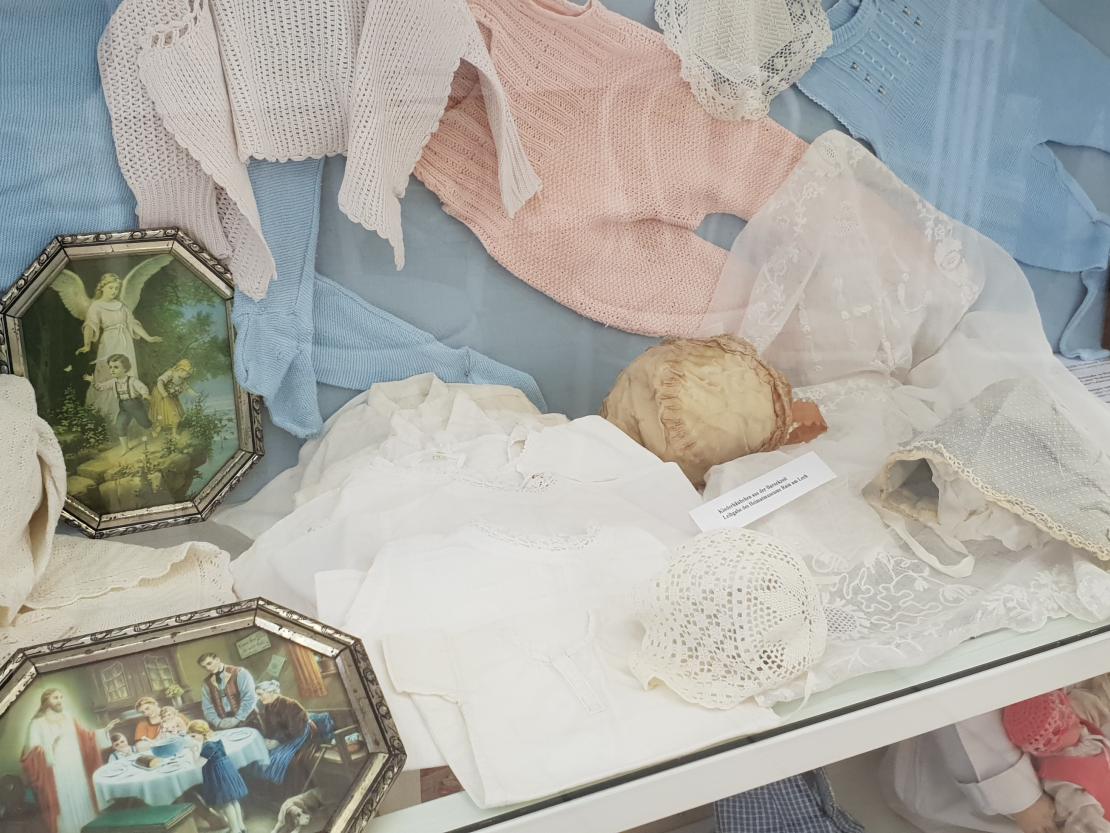 „Taufspritze und Geburtsstuhl - Vom Kinderkriegen in alten Zeiten“