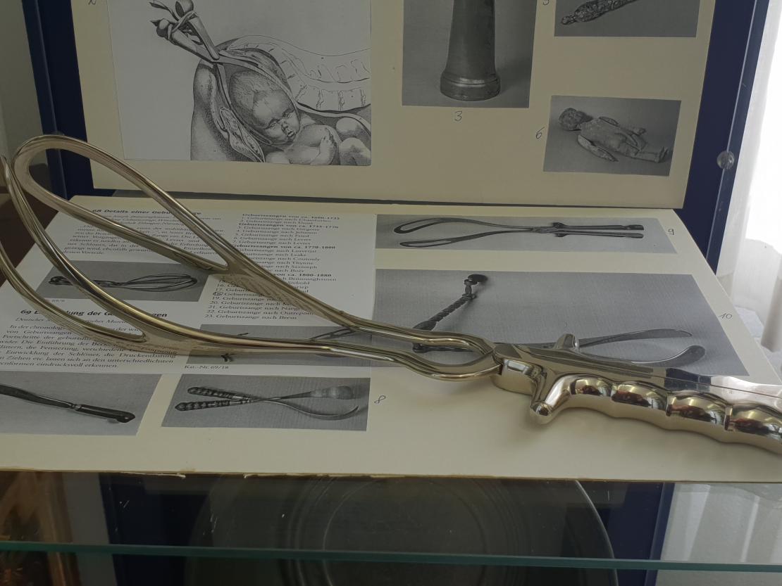 „Taufspritze und Geburtsstuhl - Vom Kinderkriegen in alten Zeiten“