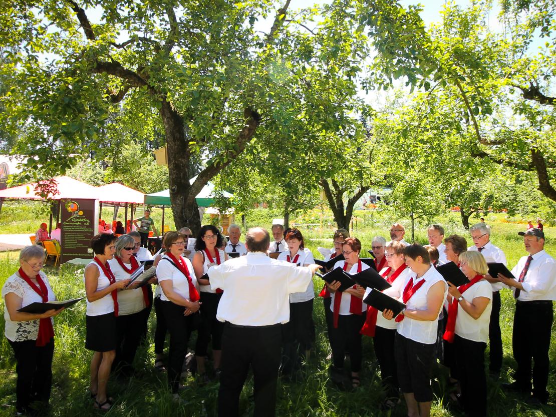 Der Singkreis Theilenhofen verzauberte die Besucher beispielsweise mitten in der Natur der Streuobstwiese.