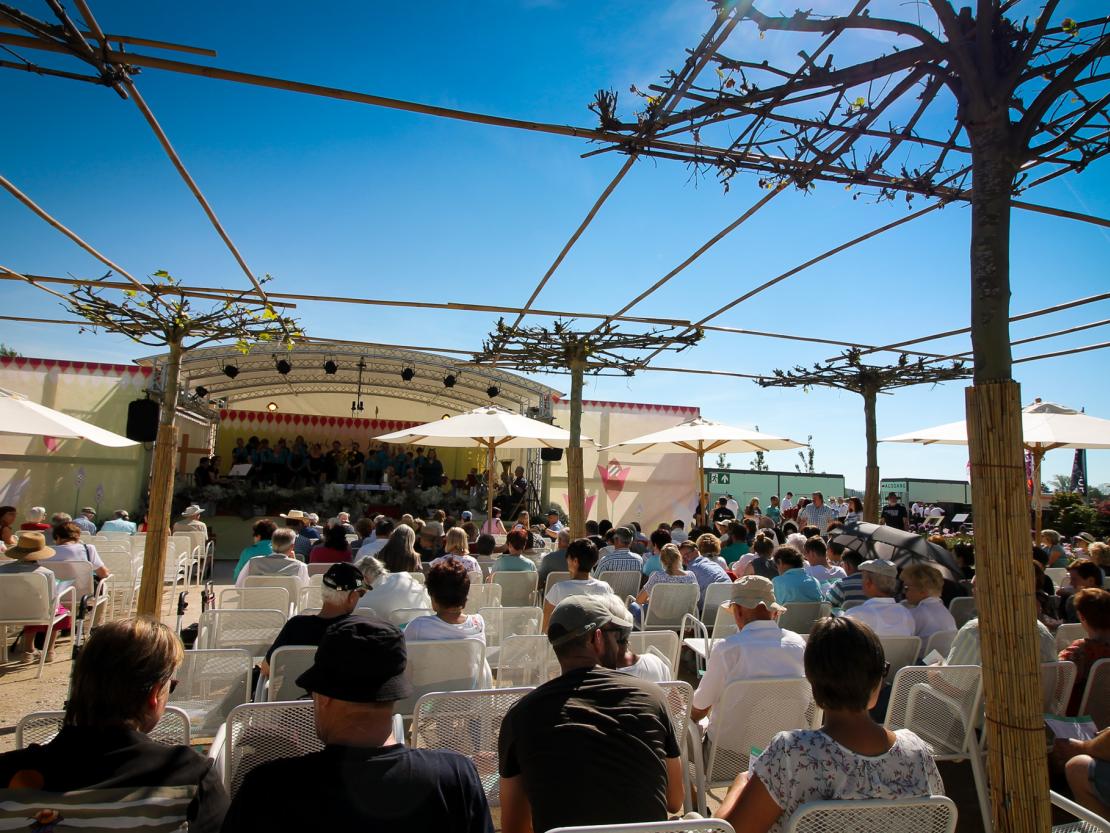 Schon morgens fanden sich zahlreiche Besucher zum Gottesdienst an der Sparkassenbühne im Wörnitzpark ein.