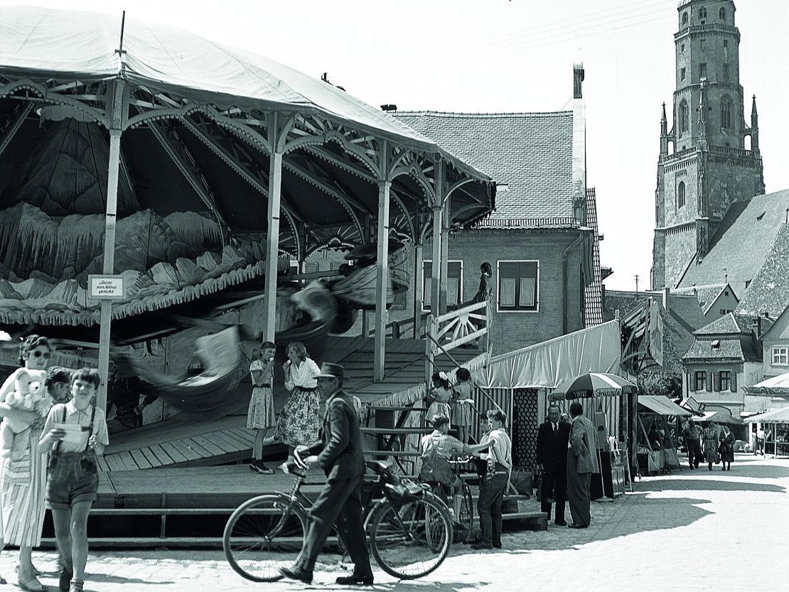 1963 findet die letzte Mess' innerhalb der Stadtmauern statt. Am Obstmarkt standen bis dahin große Fahrgeschäfte wie Schiffschaukeln und die Zugspitzbahn (siehe Foto von 1958)