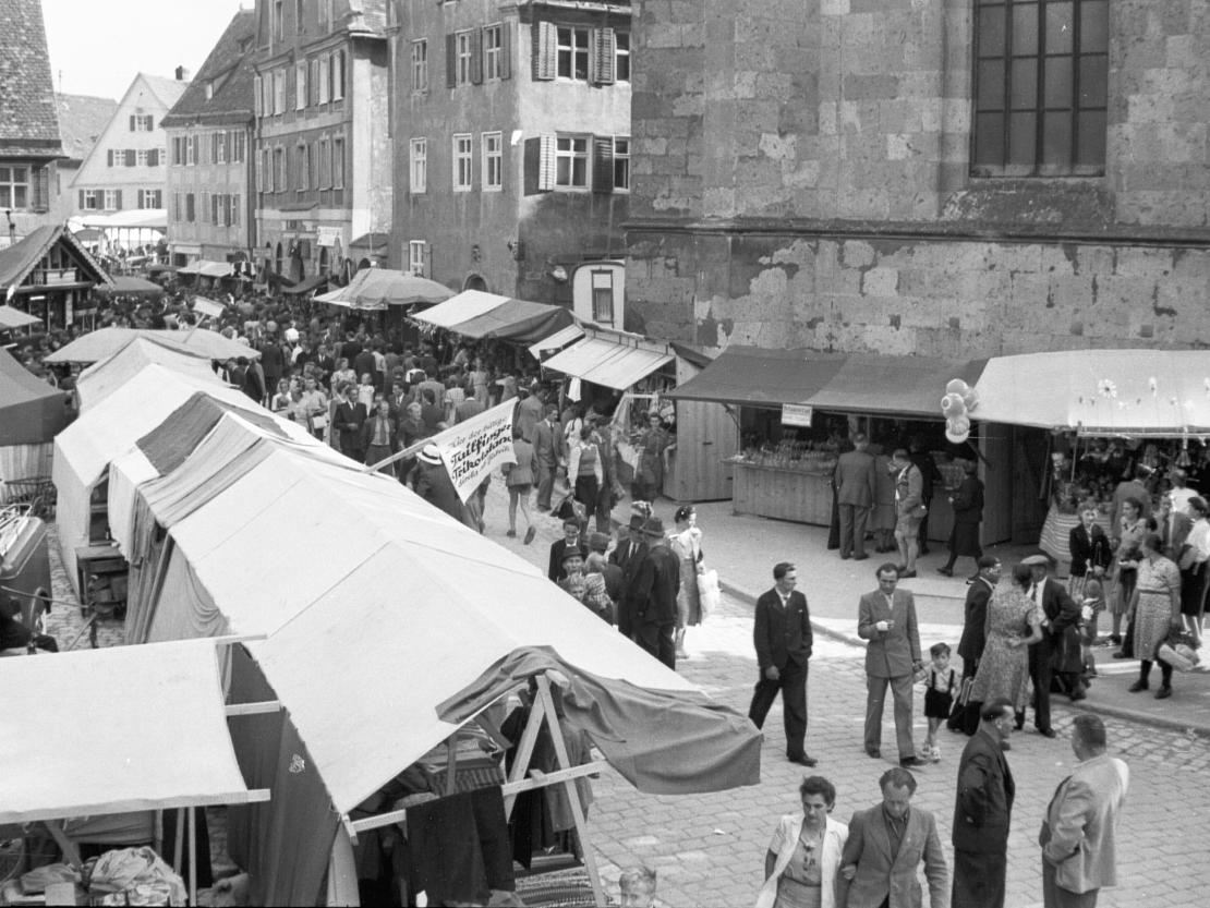Marktstände an der St. Georgskirche im Jahr 1950