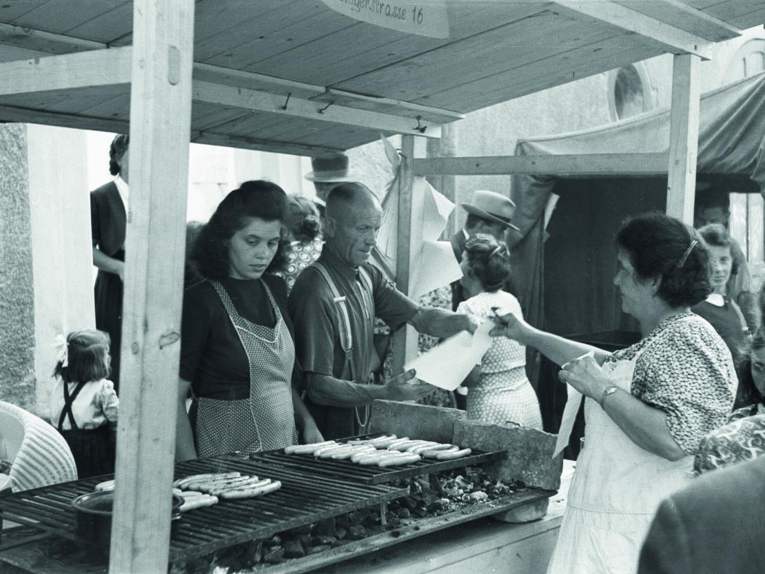 Die heutige typische "Mess-Wurst" taucht erstmals in den 1920er Jahren auf. Das Bild zeigt einen Würstl-Stand von 1950