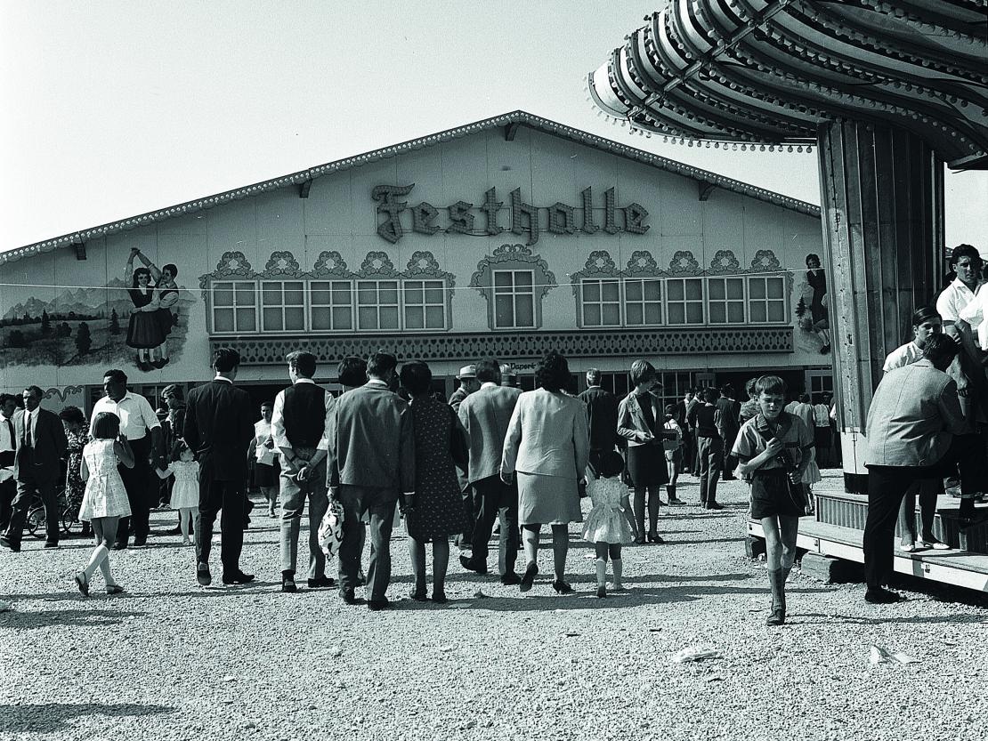 1965: Das Festzelt wie wir es noch heute kenne steht auf der Kaiserwiese. 