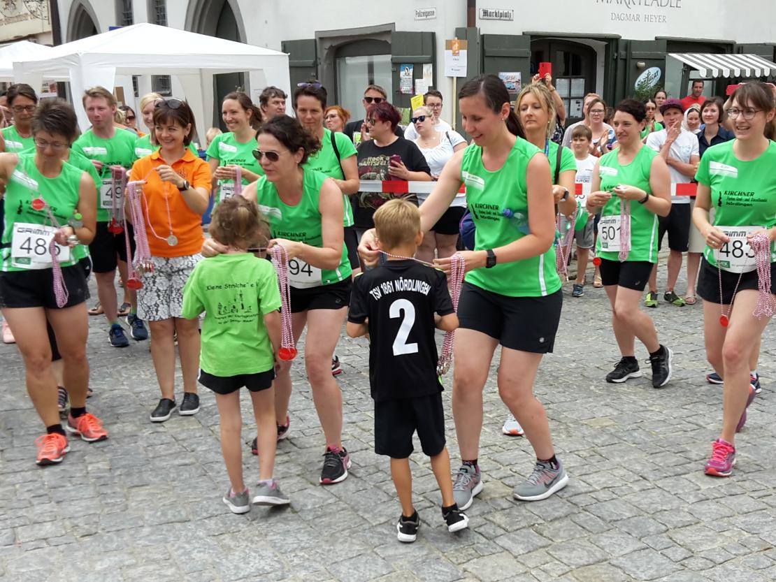 Medaillenübergabe an die Teilnehmer des Schülerlaufes.